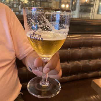 La Place - Beer in wine goblet - French Near Me - Neuilly-sur-Seine, 92 La Place - Beer in wine goblet - French Near Me - Neuilly-sur-Seine, 92