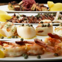 Fruits de mer grillés sur charbon de bois dans notre four Josper
Seafood grilled over embers from our Josper oven