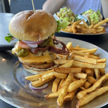 The Locker - Extreme Burger - Pubs Near Me - Kawartha Lakes, Ontario