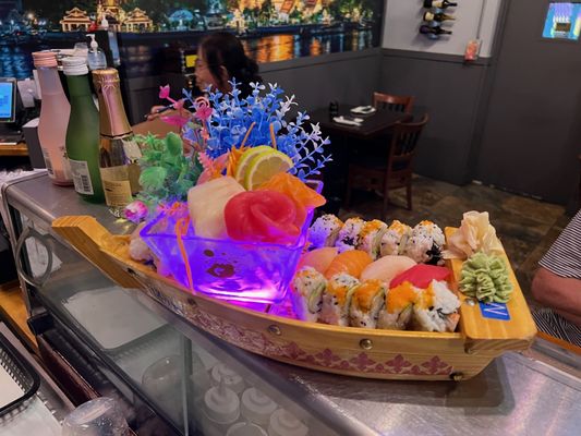 MAKI SUSHI AND THAI RESTAURANT by null