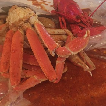 Holly Crab - Snow crab, lobster, mussels and crawfish - Seafood Near Me - Boston, Massachusetts