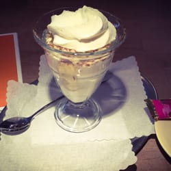Prütt Café - Joghurt Becher und yogi Tee mit Milch