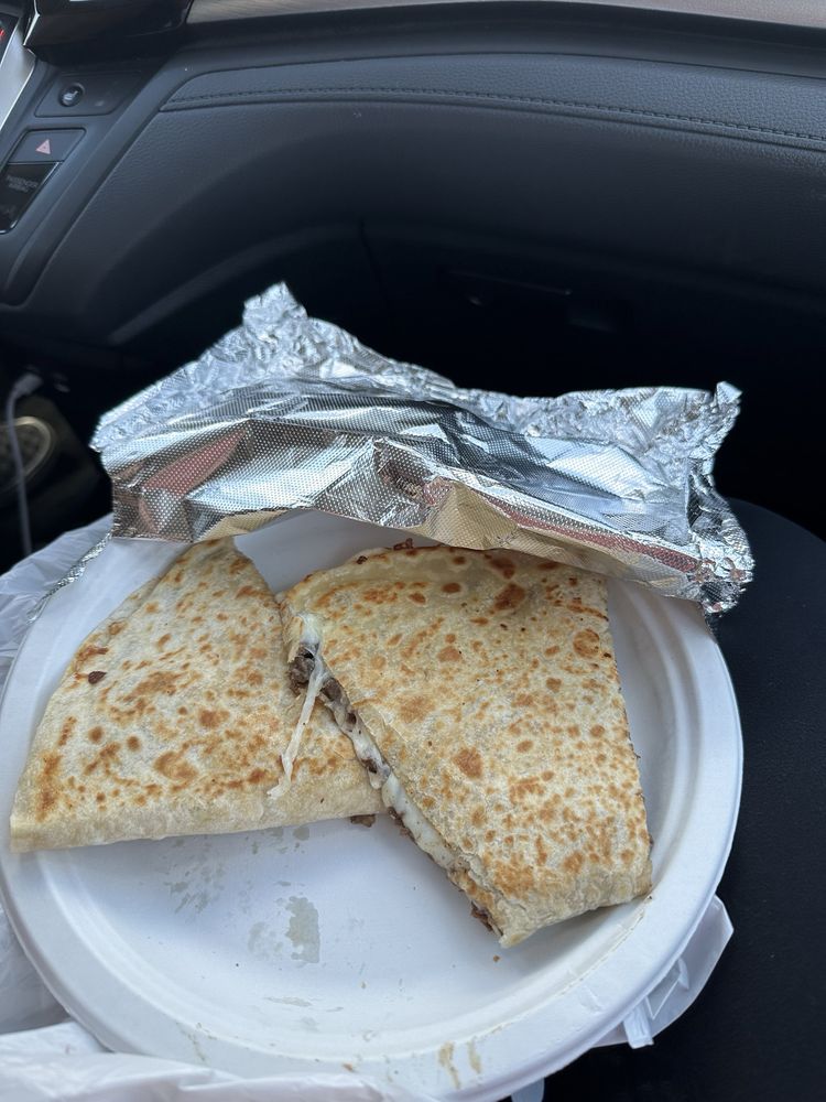 Mari’s Taco Truck Logo