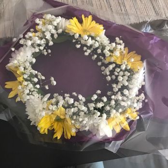 La Petite Fleur - Daisy and baby's breathe flower crown - Florists Near Me - Glendora, California La Petite Fleur - Daisy and baby's breathe flower crown - Florists Near Me - Glendora, California