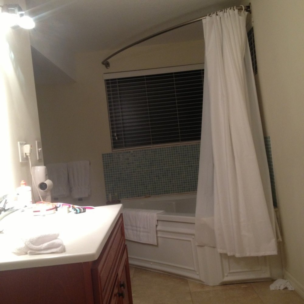Azul Del Mar - Big tub with a shower.   Smart idea and a space saver. - Hotels Near Me - Key Largo, Florida