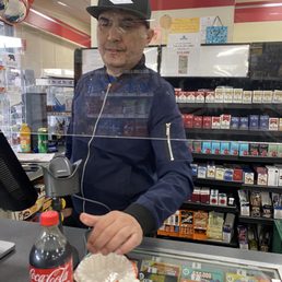 Cashier not wearing mask during Omicron surge.