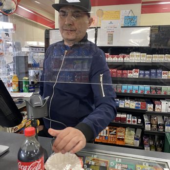 7-Eleven - Cashier not wearing mask during Omicron surge. - Convenience Stores Near Me - Alameda, California