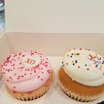 Georgetown Cupcake - Cherry Blossom and Vanilla Cupcakes - Cupcakes Near Me - Washington, DC, District of Columbia
