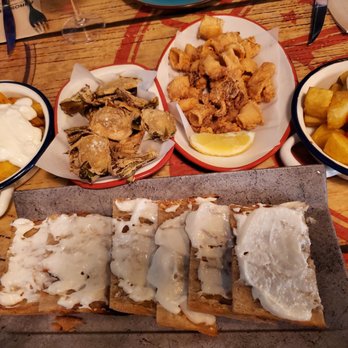 Arrosseria Las Arenas - Patatas Brava, Garlic Bread, Fried Artichoke and Calamari - Tapas/Small Plates Near Me - Barcelona, B