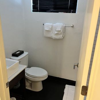 LiA Hotel - Small bathroom but serves the purpose - Hotels Near Me - San Carlos, California