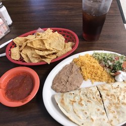 Taqueria El Primo - Lunch Special Quesadilla, Tea is included in the price