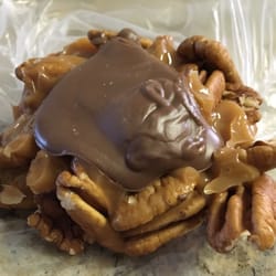 Chocolate Corner & Ice Cream - Milk chocolate pecan paw