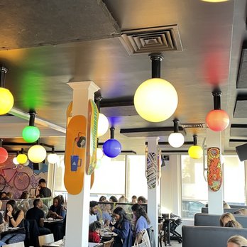 L'Avenue - a busy restaurant with people eating - Breakfast & Brunch Near Me - Laval, Quebec