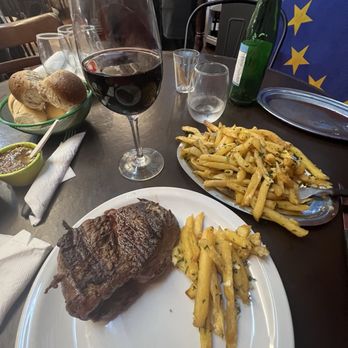Desnivel - Tenderloin with Garlic and Parsley fries. - Diners Near Me - Buenos Aires, C