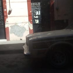 Dr. Hugo Martínez González - Inmediatamente después de esta puerta está la sala de espera, el Dr. te recibe en persona