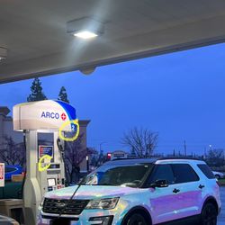 ampm - This lady (white) was able to use the same pump the 2 attendants told me didn't work