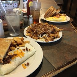 Silk's Country kitchen - Delicious poutine!!!