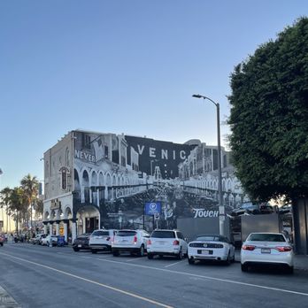 Townhouse Cocktails - Visual of mural from where I was sitting - Music Venues Near Me - Venice, California Townhouse Cocktails - Visual of mural from where I was sitting - Music Venues Near Me - Venice, California