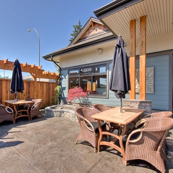 Simonholt Restaurant - fountain patio - Wine Bars Near Me - Nanaimo, British Columbia