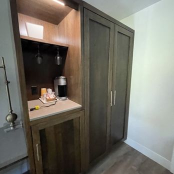 The Jack London Lodge - Bar & closet - Hotels Near Me - Glen Ellen, California