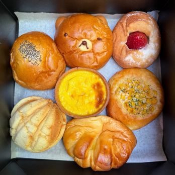 Brug Bakery - Ala Moana - Everything was freshly baked n' warm! - Bakeries Near Me - Honolulu, Hawaii