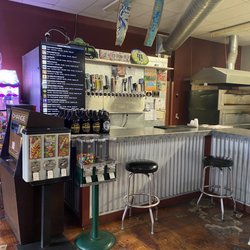 Ruszoni's Pizza - Lots of beer on tap!