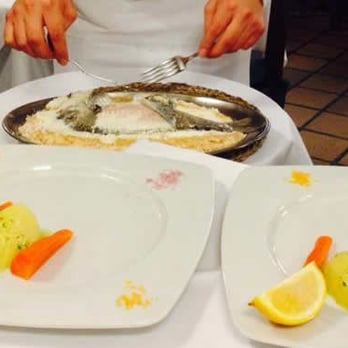 Palacio de la Bellota - Camarero limpiando dorada - Steakhouses Near Me - Valencia, V Palacio de la Bellota - Camarero limpiando dorada - Steakhouses Near Me - Valencia, V