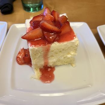 Olive Garden Italian Restaurant - Strawberry Cream Cake - Italian Near Me - Bozeman, Montana Olive Garden Italian Restaurant - Strawberry Cream Cake - Italian Near Me - Bozeman, Montana