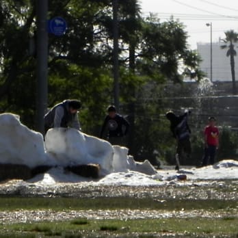 Drake Park - Kids playing in snow left over from an event - Parks Near Me - Long Beach, California Drake Park - Kids playing in snow left over from an event - Parks Near Me - Long Beach, California