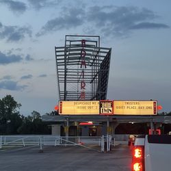 Admiral Twin Drive In - Awesome time! Lots of parking and a great experience.