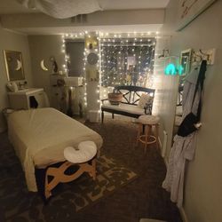 80HD Massage - Take a seat on the bench and there is a basket for your belongings, then relax on the heated table
