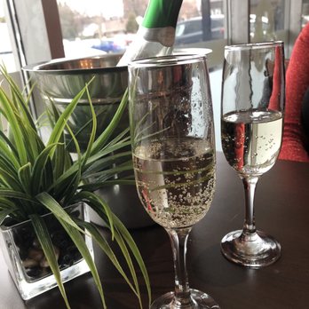 Fourchette Antillaise - two glasses of wine and a bottle of wine - Cajun/Creole Near Me - Montreal, Quebec Fourchette Antillaise - two glasses of wine and a bottle of wine - Cajun/Creole Near Me - Montreal, Quebec