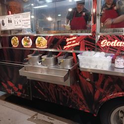 Tacos Los Cuñados - The guy heating up tortillas cleaning his sweat with his apron and touching the tortillasagain over n over