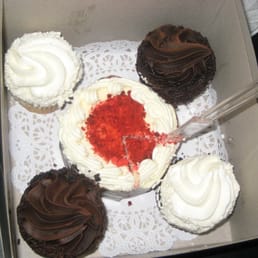 Cupcakes and red-velvet mini cake Cupcakes and red-velvet mini cake