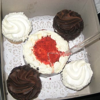 Dessert Delivery NYC - Cupcakes and red-velvet mini cake - Desserts Near Me Dessert Delivery NYC - Cupcakes and red-velvet mini cake - Desserts Near Me
