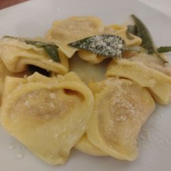 Osteria del Ghetto - Pumpkin-filled ravioli in butter and sage. Yum!!!!