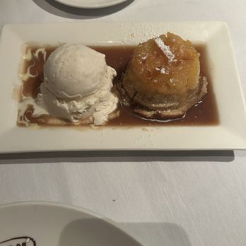 Roy's Waikiki - Pineapple upside down cake - Hawaiian Near Me - Honolulu, Hawaii Roy's Waikiki - Pineapple upside down cake - Hawaiian Near Me - Honolulu, Hawaii