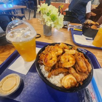 Gekko Kitchen - Atlanta - Chicken and shrimp hibachi with a peach green tea - Sushi Bars Near Me - Atlanta, Georgia