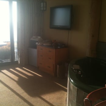 Timber Cove Resort - dated dresser, in room spa & great view - Hotels Near Me - Jenner, California