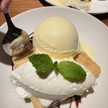 Moxies West Edmonton Mall Restaurant - Canadian (New) Near Me - Edmonton, Alberta