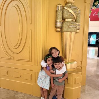 South Coast Plaza - Shopping Centers Near Me - Costa Mesa, California