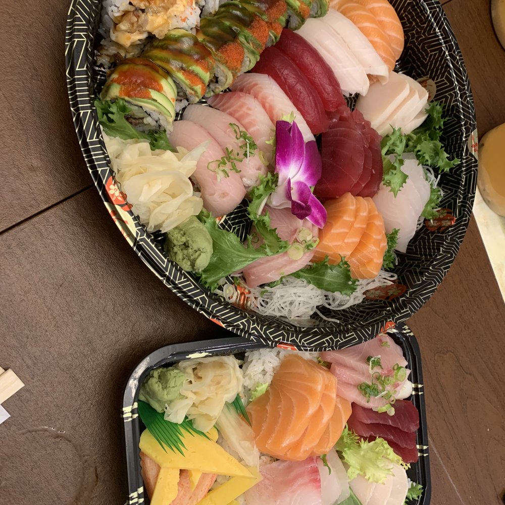Chirashi
Sushi and Sashimi for 2 Chirashi
Sushi and Sashimi for 2