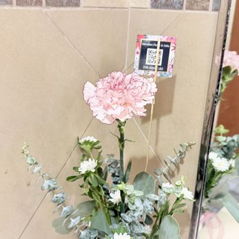 Culver's - A touch of class fresh flowers in the bathroom - Ice Cream & Frozen Yogurt Near Me - Meridian, Idaho