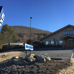 Extreme Snowboard & Ski - Parking lot and store.