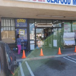 Tambuli Seafood Market - Market entrance with plenty of parking and reserved spots for catering pickup.