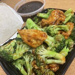 China Inn Kitchen - Gorgeous custom fried tofu with broccoli; extra garlic sauce on the side.