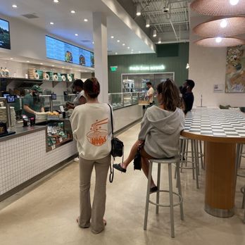 sweetgreen - Healthy Salads, Wraps, and Bowls - Everyone waiting for online orders - Salad Near Me - Fort Lauderdale, Florida sweetgreen - Healthy Salads, Wraps, and Bowls - Everyone waiting for online orders - Salad Near Me - Fort Lauderdale, Florida