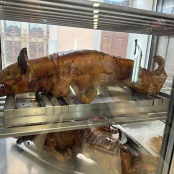 Joao Dos Leitoes - Roasted suckling pig in the window (from inside) - Portuguese Near Me - Coimbra, 06