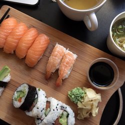 Aikin's Sushi - 11-bitars (men denna gång 12, p.g.a. snällaste personalen)! Hur fräsch och god som helst. Misosoppan ingick.