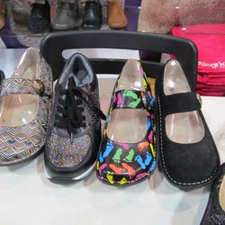 rosendahls - We carry casual , orthopedic , and walking running shoes that are orthotic friendly in sizes from narrow thru xx-wide